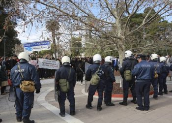 Ποδοπατήθηκαν γυναίκες και παιδιά – News.gr