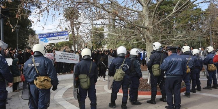 Ποδοπατήθηκαν γυναίκες και παιδιά – News.gr