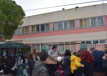ΔΗΜΟΣ ΑΝΔΡΑΒΙΔΑΣ – ΚΥΛΛΗΝΗΣ: Σοκολάτες μοίρασε ο Δήμαρχος Ανδραβίδας- Κυλλήνης στα Δημοτικά Σχολεία του Δήμου (φωτος)