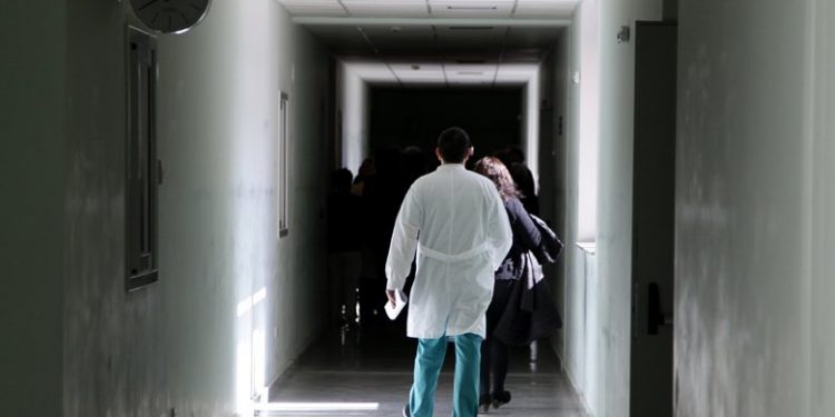 «Έσβησε» 5χρονο κοριτσάκι που νοσηλευόταν με πυρετό στη Λάρισα – News.gr