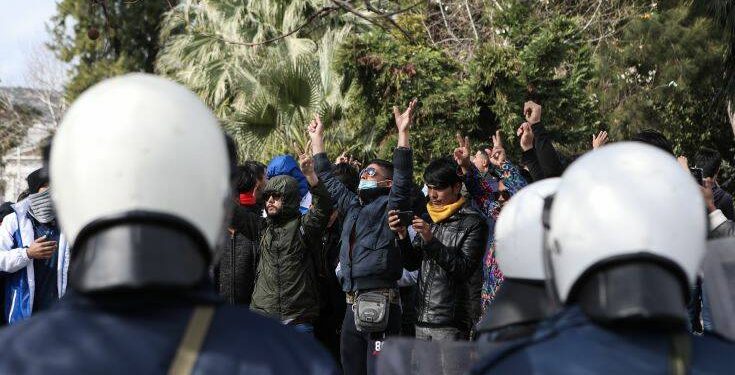 Με πλοία της γραμμής από το Λαύριο μεταφέρονται ΜΑΤ και «αύρα» στα νησιά του Αιγαίου