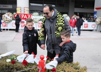Πατέρας με κασκόλ της ΑΕΚ τίμησε με τους γιους του τα θύματα της Θύρας 7