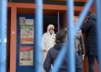 Γιατί κλείσαμε το σχολείο του μαθητή με κοροναϊό για δύο εβδομάδες – News.gr