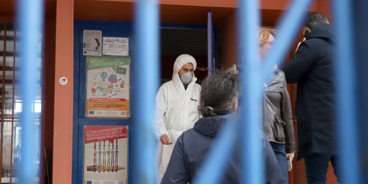 Γιατί κλείσαμε το σχολείο του μαθητή με κοροναϊό για δύο εβδομάδες – News.gr