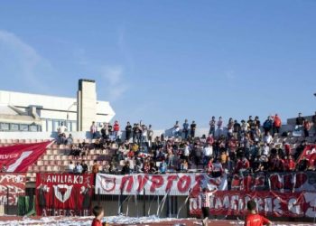 Συγκινητική κίνηση και μήνυμα οργής από τους οπαδούς του Πανηλειακού για τη μαθήτρια που λιποθύμησε από την πείνα