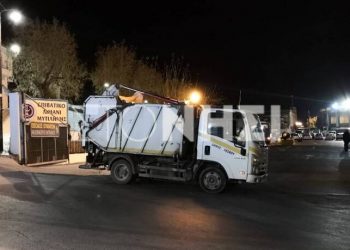 Με απορριμματοφόρα του Δήμου θέλουν να αποτρέψουν την αποβίβαση των ΜΑΤ στο λιμάνι της Μυτιλήνης