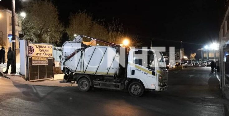 Με απορριμματοφόρα του Δήμου θέλουν να αποτρέψουν την αποβίβαση των ΜΑΤ στο λιμάνι της Μυτιλήνης