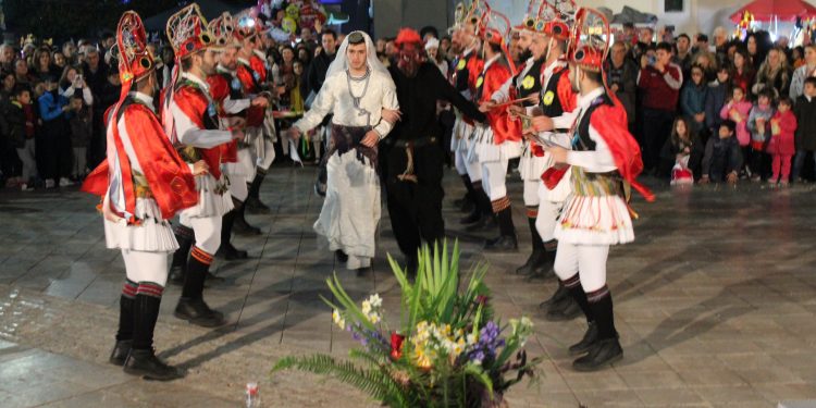 ΑΜΑΛΙΑΔΑ: Με επιτυχία οι καρναβαλικές εκδηλώσεις με βλάχικο γάμο και Μωμόγερους (φωτος)