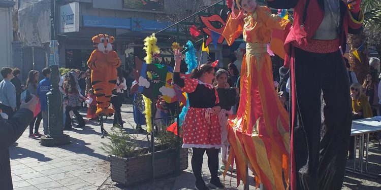ΑΜΑΛΙΑΔΑ: Γέμισε με εκατοντάδες παιδικά χαμόγελα η πλατεία Αγ. Αθανασίου στη Μαγική Καρναβαλούπολη