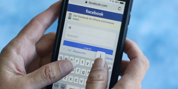 Την «πέθανε» στο facebook γιατί είχε ερωτευθεί τον άντρα της – News.gr