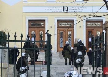 Επέμβαση της Αστυνομίας στο κτίριο της ΑΣΟΕΕ – News.gr