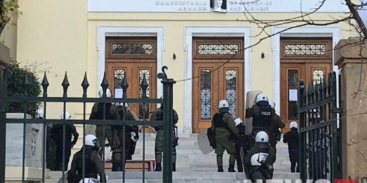 Επέμβαση της Αστυνομίας στο κτίριο της ΑΣΟΕΕ – News.gr