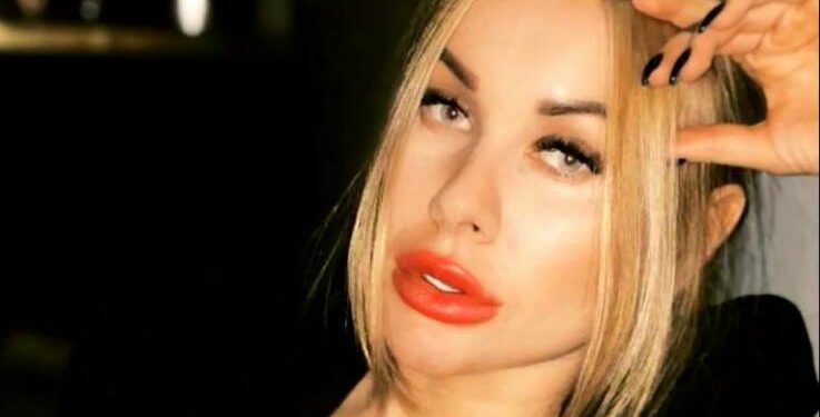 Σύζυγος ποδοσφαιριστή τραγούδησε με εσώρουχα τον εθνικό ύμνο και κινδυνεύει με φυλάκιση