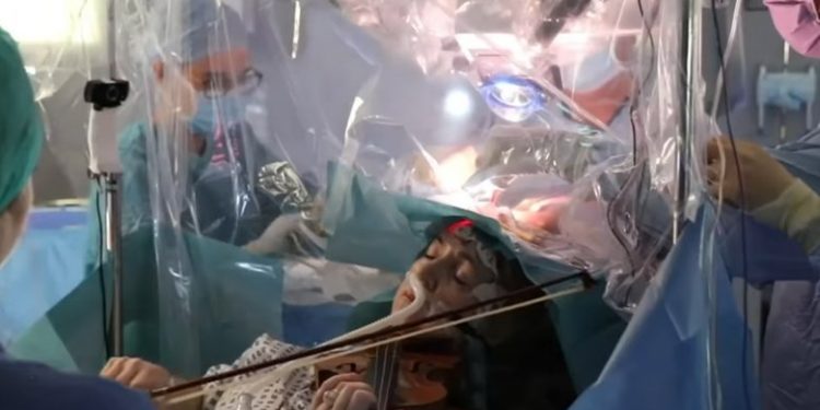 Ασθενής έπαιζε βιολί τη στιγμή της εγχείρησης στον εγκέφαλό της – News.gr