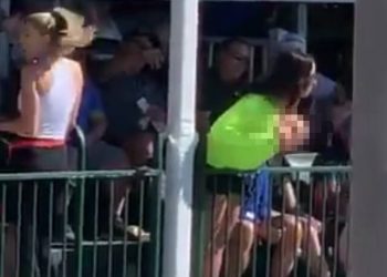 Γυναίκα δείχνει το στήθος της σε αγώνα γκολφ και αφήνει άναυδους τους παίκτες