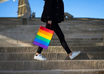 Σύντροφος πολιτικού αποκάλυψε ότι είναι bisexual – News.gr