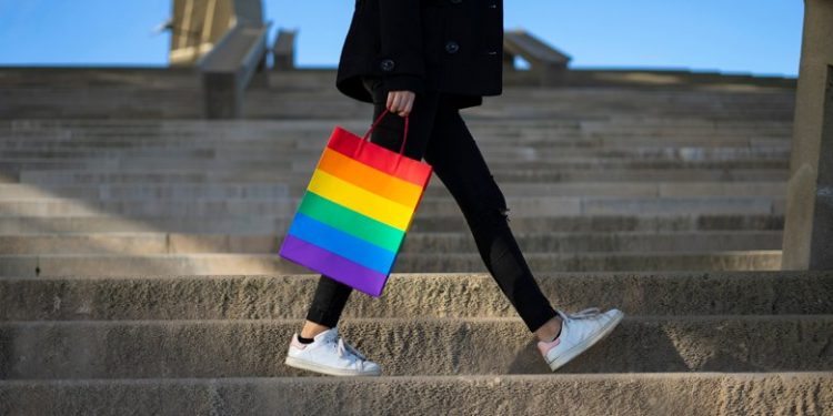 Σύντροφος πολιτικού αποκάλυψε ότι είναι bisexual – News.gr