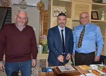 “ΑΝΑΓΕΝΕΣΙΣ ΣΤΟ ΔΗΜΟ ΠΥΡΓΟΥ: Έκοψαν την Πρωτοχρονιάτικη πίτα