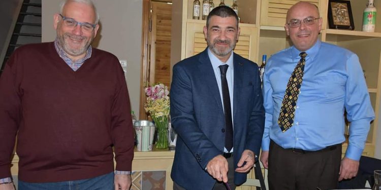“ΑΝΑΓΕΝΕΣΙΣ ΣΤΟ ΔΗΜΟ ΠΥΡΓΟΥ: Έκοψαν την Πρωτοχρονιάτικη πίτα