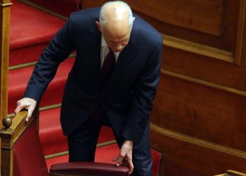 Έπεσε από την καρέκλα του στη Βουλή ο Γιώργος Παπανδρέου – News.gr