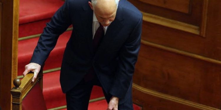 Έπεσε από την καρέκλα του στη Βουλή ο Γιώργος Παπανδρέου – News.gr