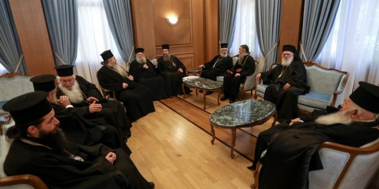 Δεν μεταδίδεται με τη Θεία Κοινωνία – News.gr