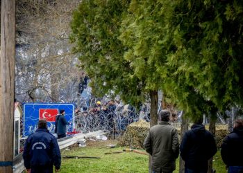 Δύσκολη νύχτα στις Καστανιές-Χιλιάδες μετανάστες παραμένουν στα σύνορα – News.gr