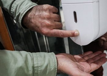 Τι σχεδιάζει η κυβέρνηση για την έλλειψη αντισηπτικών – News.gr