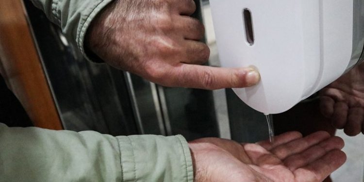 Τι σχεδιάζει η κυβέρνηση για την έλλειψη αντισηπτικών – News.gr