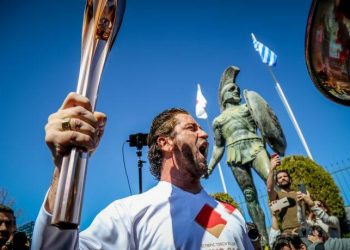 Ο Τζέραρντ Μπάτλερ άναψε την Ολυμπιακή Φλόγα με «This is Sparta» και η λαμπαδηδρομία σταματά