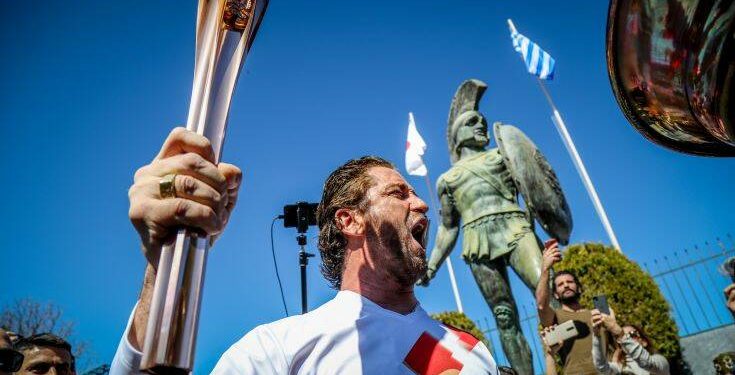 Ο Τζέραρντ Μπάτλερ άναψε την Ολυμπιακή Φλόγα με «This is Sparta» και η λαμπαδηδρομία σταματά