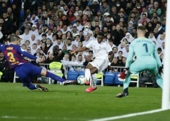 Η Ρεάλ Μαδρίτης νίκησε την Μπαρτσελόνα με 2-0 και την προσπέρασε