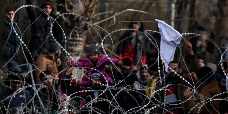 Φωτογραφίες από την κατάσταση στον Έβρο – «Μπλόκο» σε περισσότερους από 5.000 μετανάστες