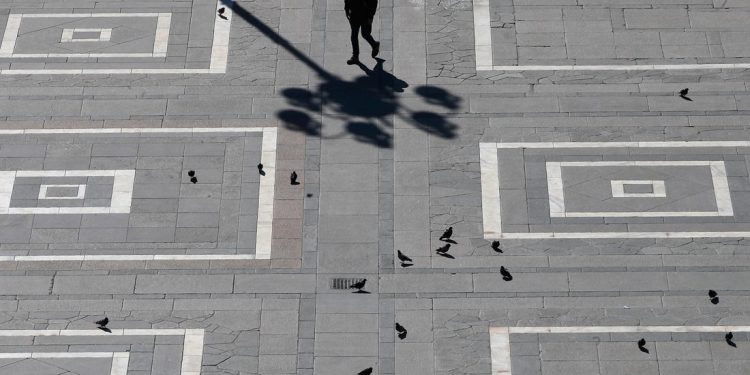 Ο κοροναϊός σκοτώνει τους Ιταλούς, έρημη πόλη το Μιλάνο – Δείτε τις φωτογραφίες