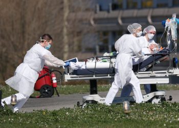 Τι πιθανότητες επιβίωσης έχει κάποιος που διασωληνώνεται – Πόσο ασφαλές είναι να μένει κάποιος με ήπια συμπτώματα στο σπίτι – News.gr