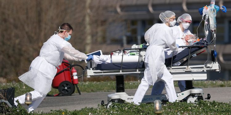 Τι πιθανότητες επιβίωσης έχει κάποιος που διασωληνώνεται – Πόσο ασφαλές είναι να μένει κάποιος με ήπια συμπτώματα στο σπίτι – News.gr