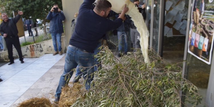 ΟΜΟΣΠΟΝΔΙΑ ΑΓΡΟΤΙΚΩΝ ΣΥΛΛΟΓΩΝ ΗΛΕΙΑΣ: “Να ενισχυθεί το Δημόσιο σύστημα Υγείας από τον Κορονοϊό