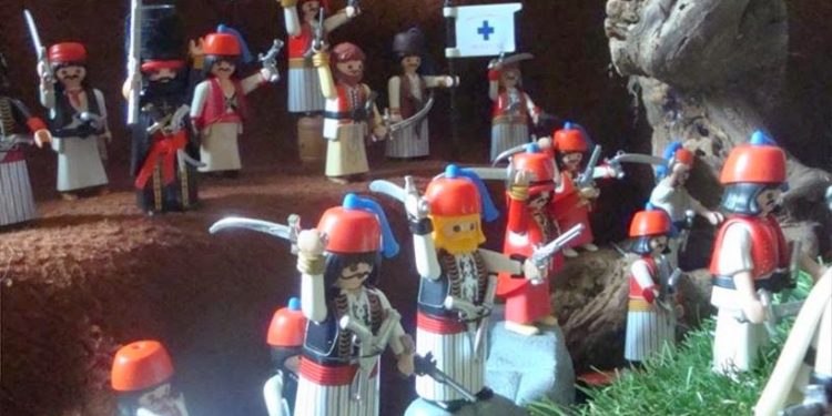 Ο καλλιτέχνης που “ζωντανεύει” με τα playmobil το 1821(φωτος)