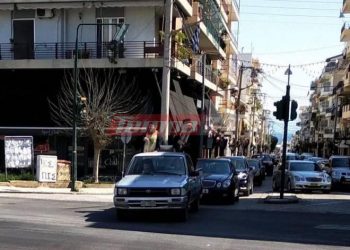 ΑΙΓΙΟ: Παπάδες σε κομβόι με ντάτσουν και Mercedes ράντισαν την πόλη με αγιασμό για τον κορωνοϊό