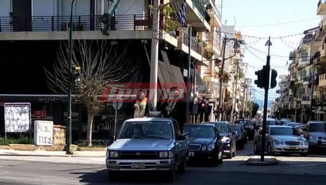 ΑΙΓΙΟ: Παπάδες σε κομβόι με ντάτσουν και Mercedes ράντισαν την πόλη με αγιασμό για τον κορωνοϊό
