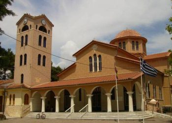 Πιστοί στη Λάρισα δηλώνουν: «Δεν φοβόμαστε τον κορονοϊό μέσα στην Εκκλησία»