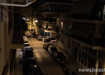 Κορονοϊός: Οι Έλληνες βγήκαν στα μπαλκόνια τους και χειροκρότησαν τους γιατρούς και τους νοσοκόμους