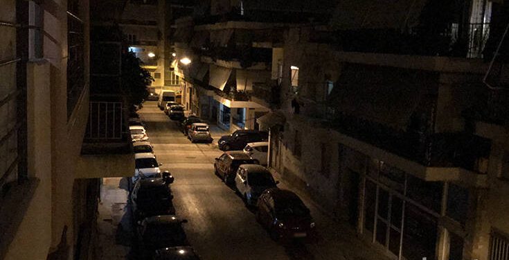 Κορονοϊός: Οι Έλληνες βγήκαν στα μπαλκόνια τους και χειροκρότησαν τους γιατρούς και τους νοσοκόμους