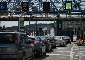 Κωρονοϊος: Απαράδεκτο! Ουρές στα διόδια Ελευσίνας -Εγκαταλείπουν την Αθήνα, πάνε επαρχία