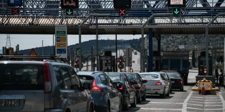 Κωρονοϊος: Απαράδεκτο! Ουρές στα διόδια Ελευσίνας -Εγκαταλείπουν την Αθήνα, πάνε επαρχία