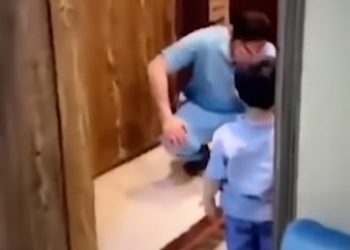 Γιατρός ξεσπά σε κλάματα γιατί δεν άφησε τον γιο του να τον αγκαλιάσει – News.gr