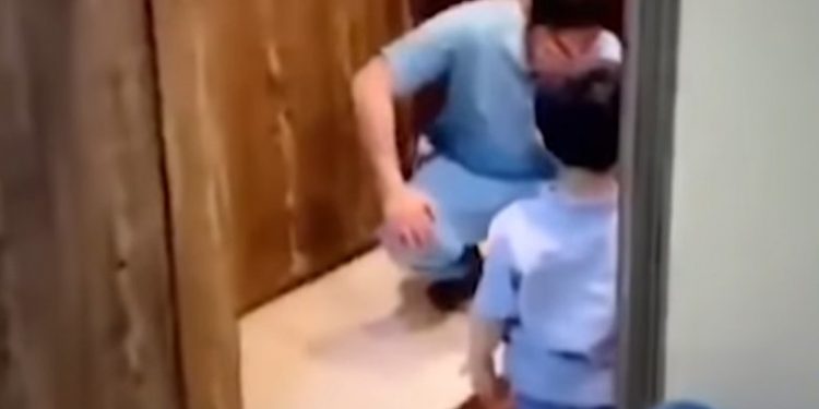 Γιατρός ξεσπά σε κλάματα γιατί δεν άφησε τον γιο του να τον αγκαλιάσει – News.gr