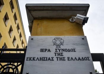 Ιερά Σύνοδος: Θα συνεχίσουμε να λειτουργούμε και να κοινωνούμε
