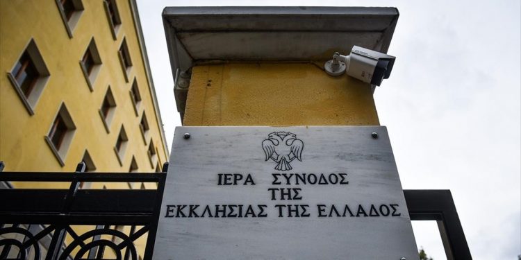 Ιερά Σύνοδος: Θα συνεχίσουμε να λειτουργούμε και να κοινωνούμε