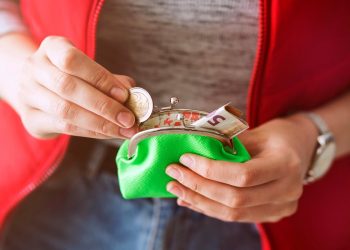 Τι θα γίνει με το Δώρο Πάσχα – Ποιοι θα το εισπράξουν μέχρι τη Μεγάλη Τετάρτη και ποιοι το καλοκαίρι